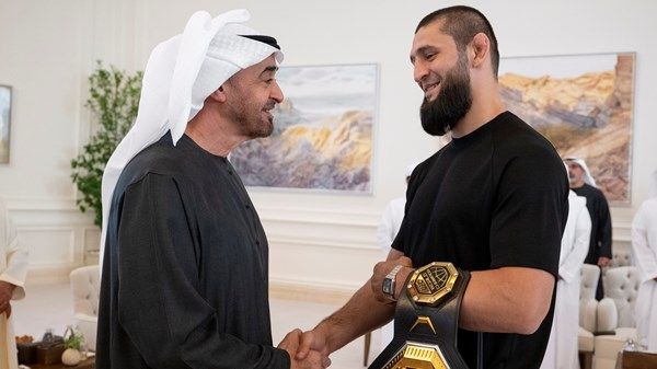 رئيس الدولة يستقبل بطل العالم في الوزن المتوسط في منافسات «يو اف سي»