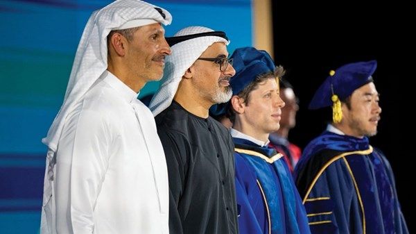 خالد بن محمد بن زايد يشهد مراسم منح سام ألتمان أول شهادة دكتوراه فخرية من جامعة محمد بن زايد للذكاء الاصطناعي