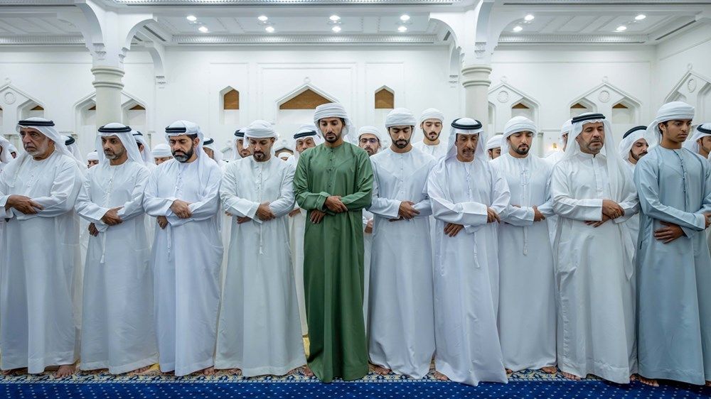 حاكم عجمان يؤدي صلاة الجنازة على جثمان الشيخة حصة عبيد محمد مفتاح الشامسي