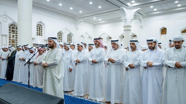 حاكم عجمان يؤدي صلاة الجنازة على جثمان الشيخة حصة عبيد محمد مفتاح الشامسي