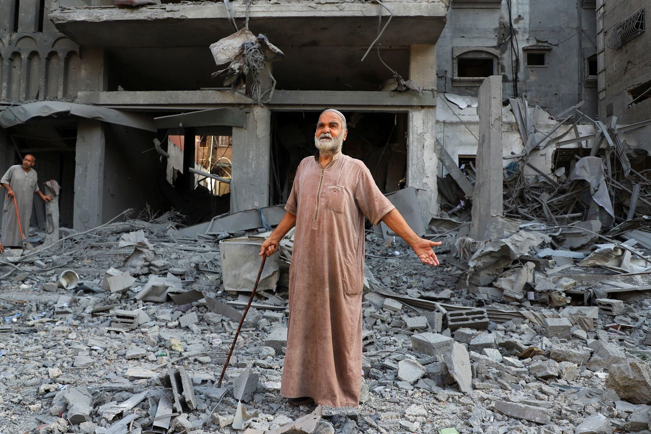 ترامب يصف المحادثات بشأن غزة بالـ "مثمرة"، ومقتل 40 فلسطينياً بالقطاع فجر السبت