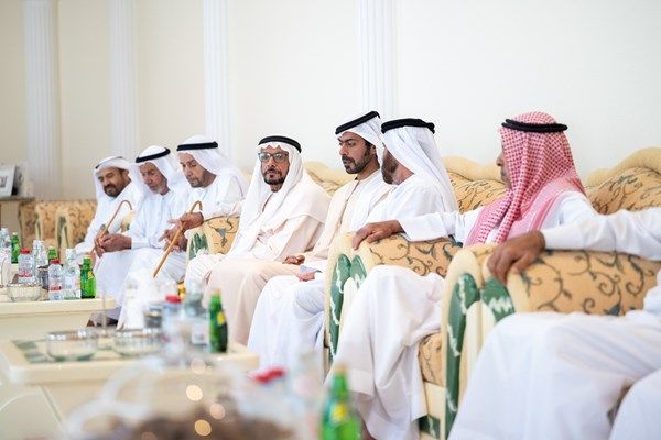 خليفة بن طحنون بن محمد يقدِّم واجب العزاء في وفاة موزة أحمد السبوسي