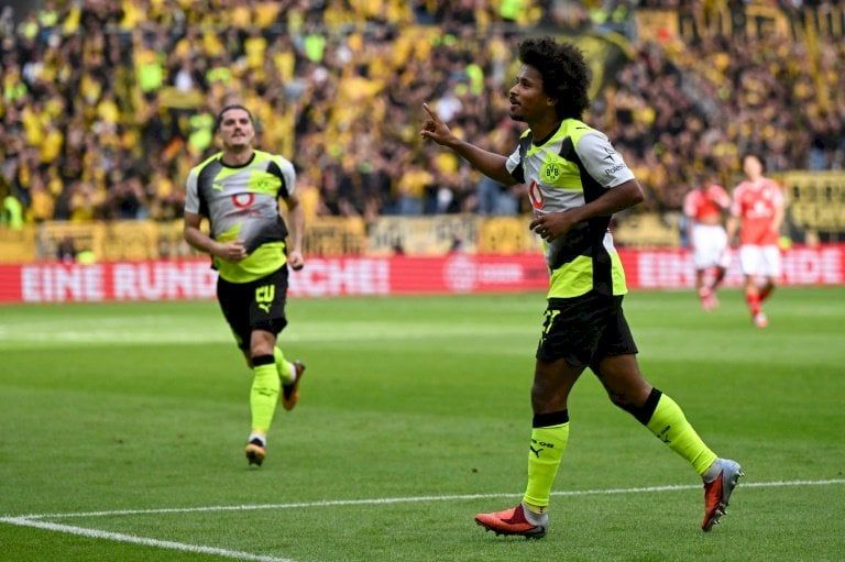 بطولة ألمانيا: دورتموند يبقى قريبا من بايرن بفوز رابع تواليا