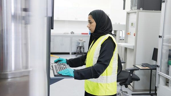 آمنة المازمي أول موظفة بلقب «خبير هندسة جنائية» في الدولة