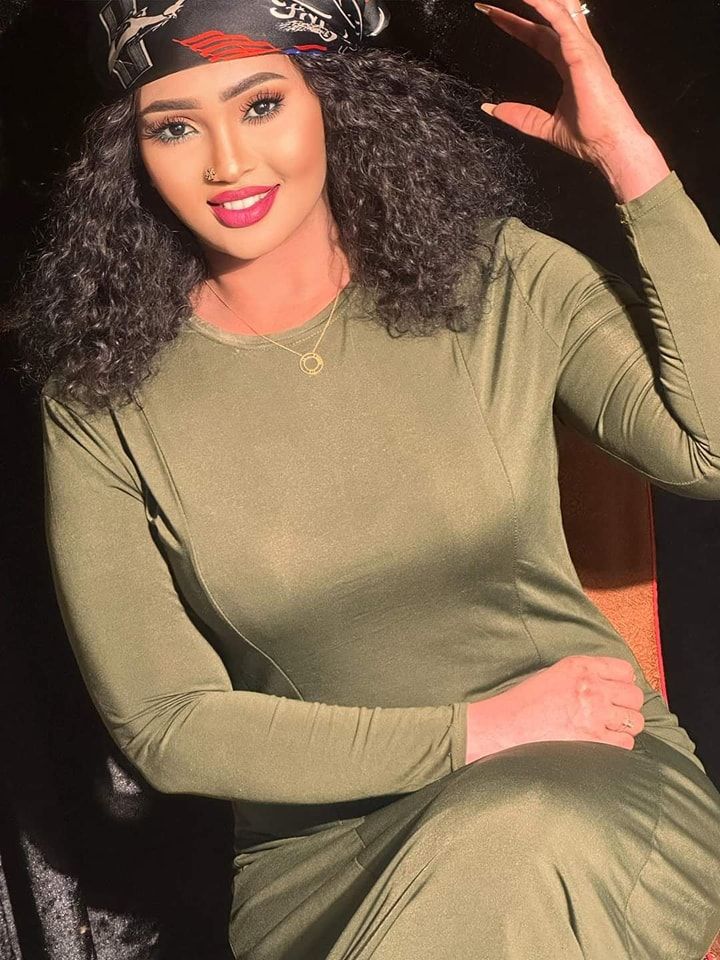 شاهد.. في أول فيديو بعد قرار فصلها من الإتحاد.. الفنانة عشة الجبل تتغنى باسم “الحواتة” في بورتسودان
