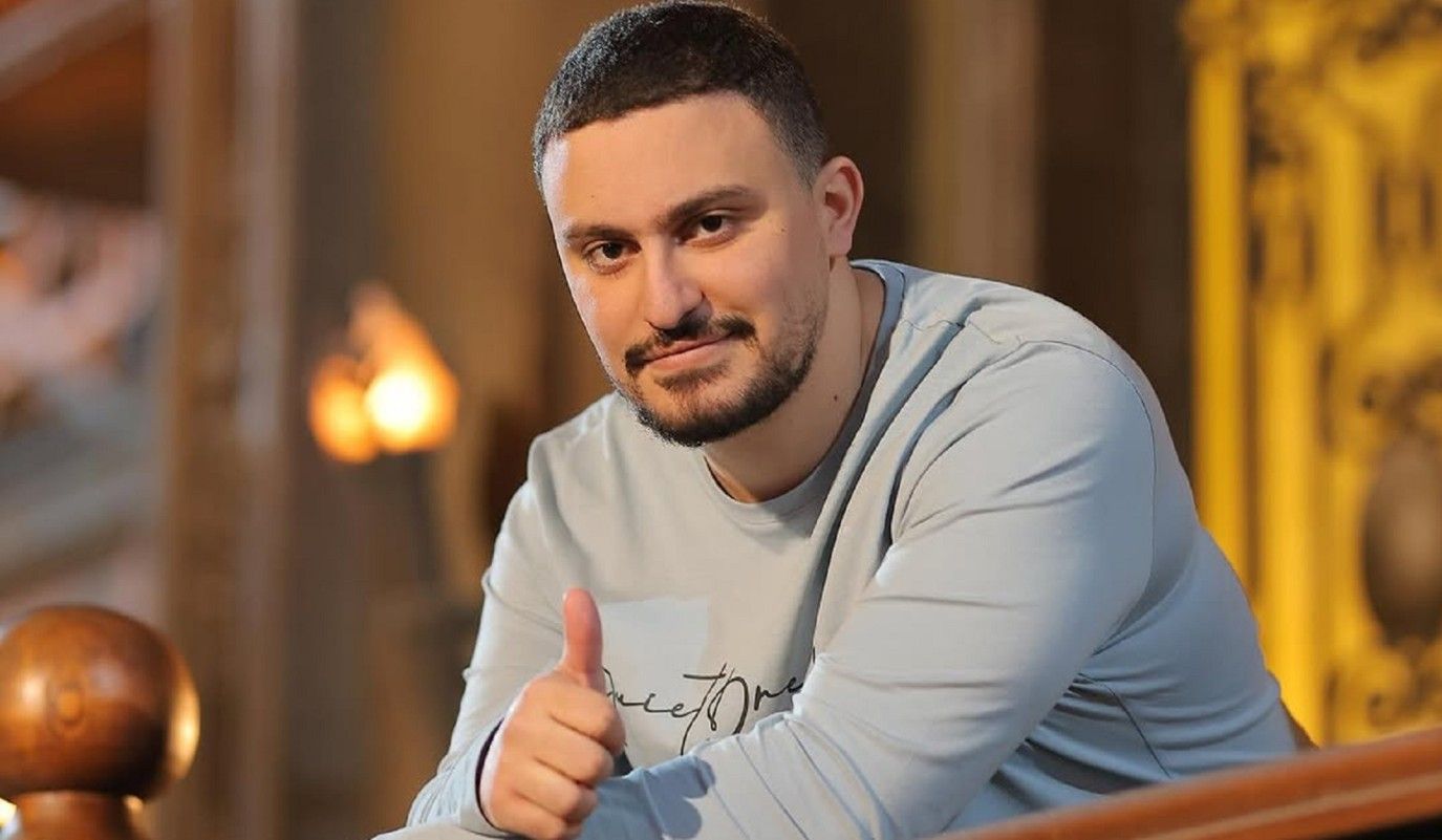ياسين السقا يطمئن الجمهور على حالة والده الصحية