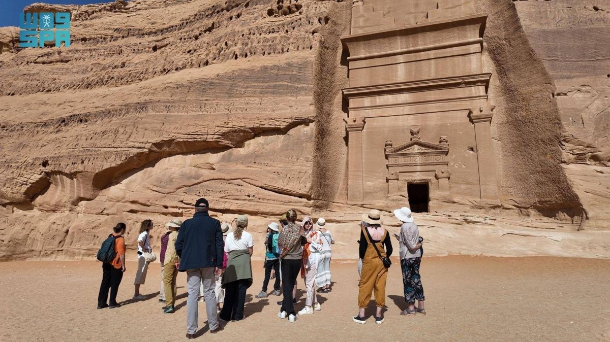 العلا وجهة سياحية تستقطب زوارها من مختلف دول العالم
