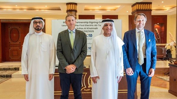 سعود بن صقر يشهد توقيع مذكرة تفاهم لإطلاق أول خدمة تاكسي جوي في رأس الخيمة