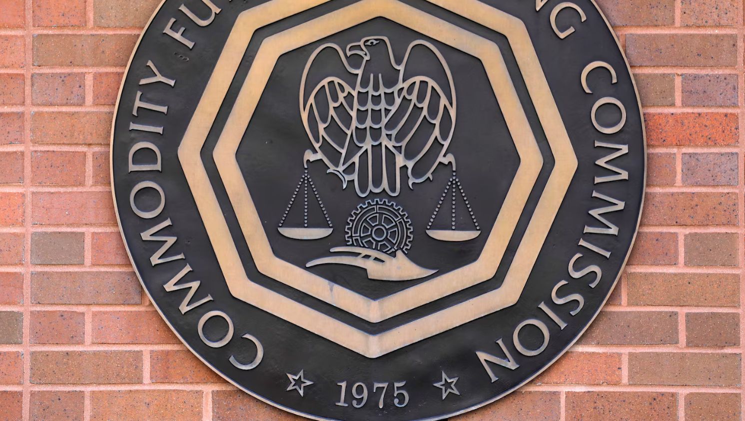 ترخيص جديد من CFTC يفتح الباب أمام شركة Crypto com لتقديم مشتقات الكريبتو في الولايات المتحدة