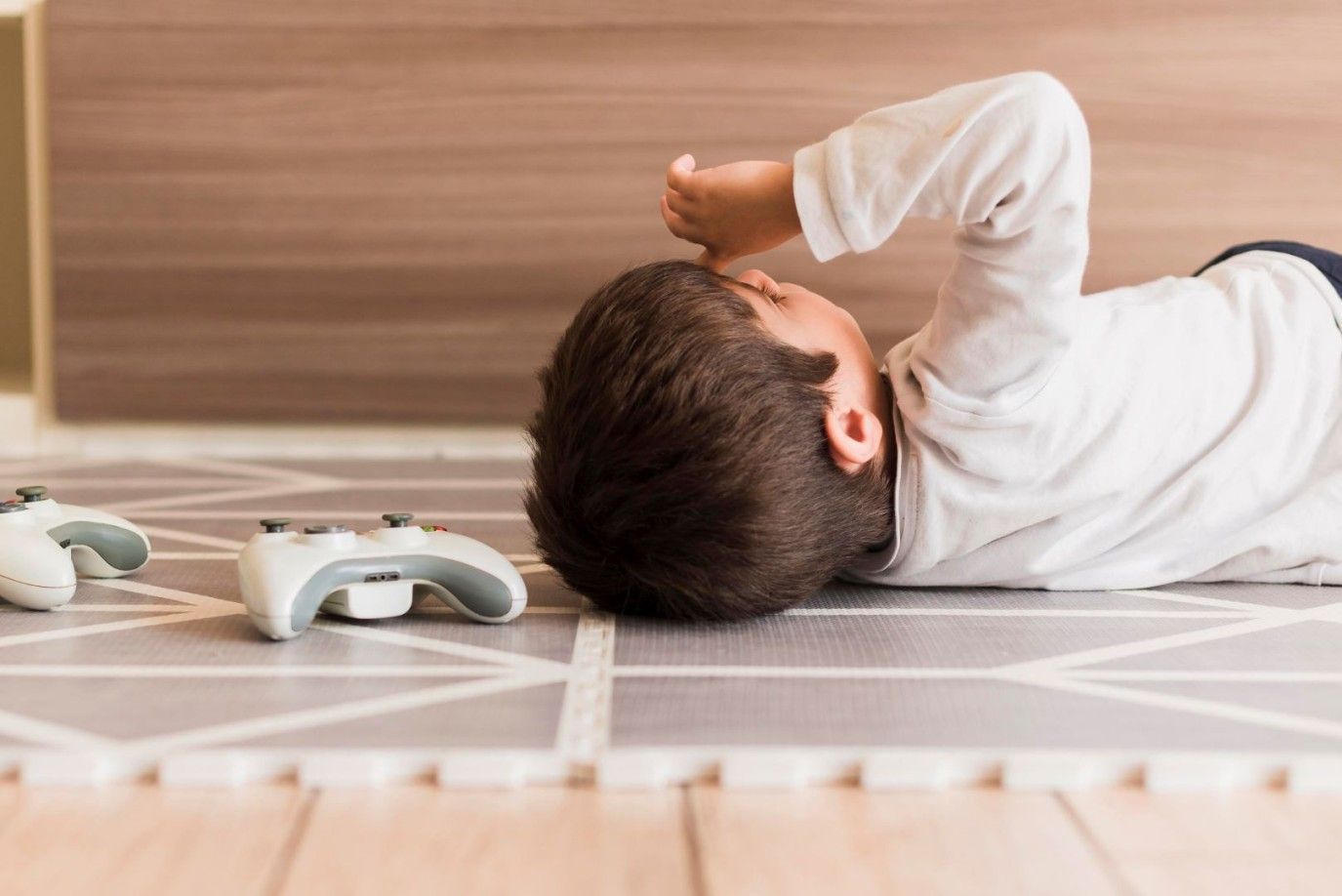 كيف تتعاملين مع طفلك المتمرد الذي يبكي أمام الغرباء؟