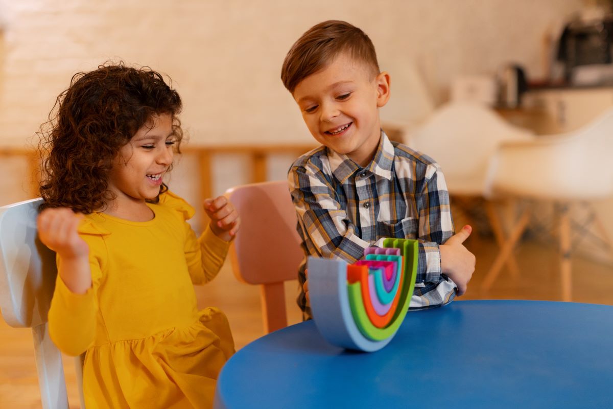 كيف تتعاملين مع طفلك المتمرد الذي يبكي أمام الغرباء؟