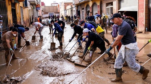 إسبانيا تصدر أعلى درجة إنذار من الأمطار في فالنسيا