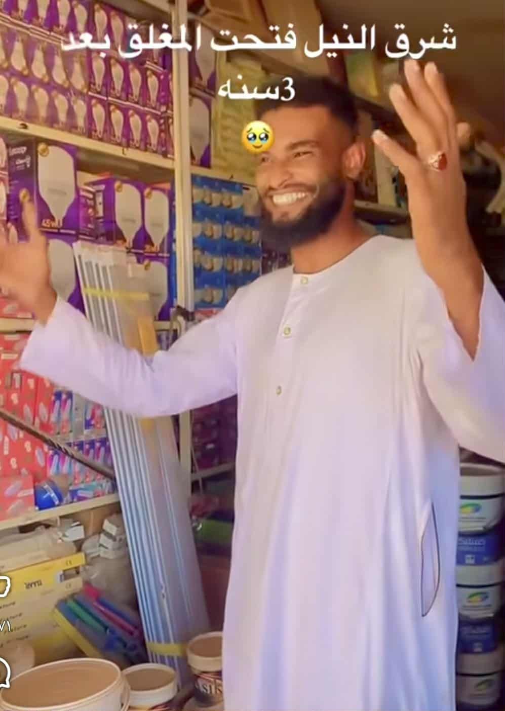 شاهد بالفيديو.. على الرغم من وجوده في مناطق سيطرة “المليشيا” بالخرطوم.. تاجر سوداني يفتح محله التجاري لأول مرة منذ الحرب ويتفاجأ بوجود البضاعة كما هي!!