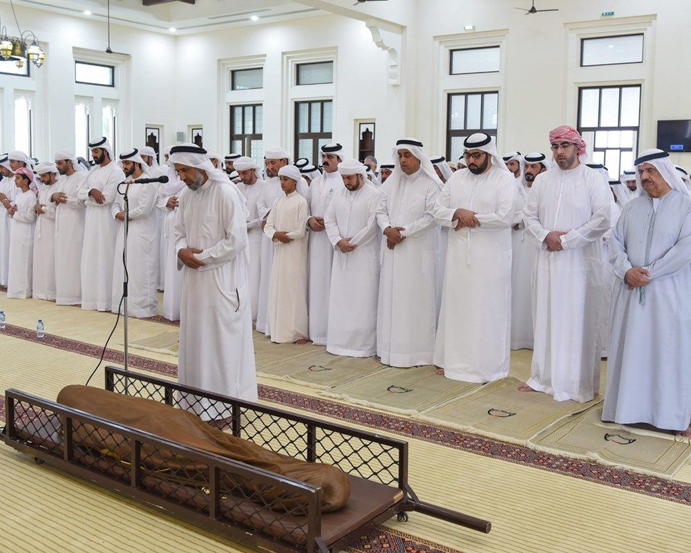 ولي عهد أم القيوين يؤدي صلاة الجنازة على جثمان الشيخ إبراهيم بن أحمد بن حمد المعلا