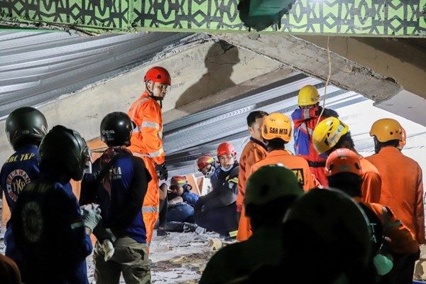 مقتل وإصابة العشرات في انهيار مدرسة بإندونيسيا
