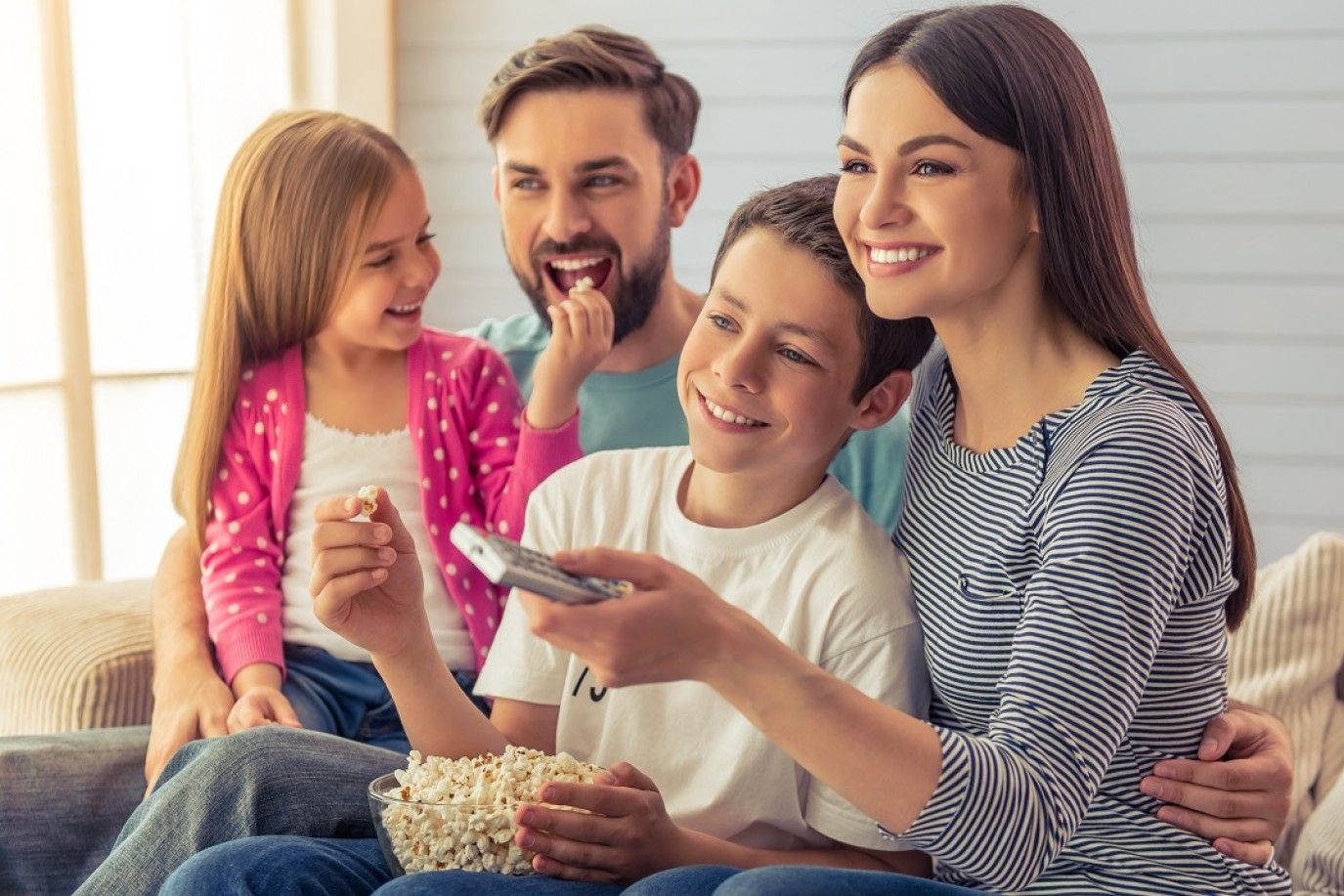 أيهما أفضل لأطفالنا.. الوفرة المادية أم الحضور العاطفي للآباء؟ وما تأثير كل منهما؟