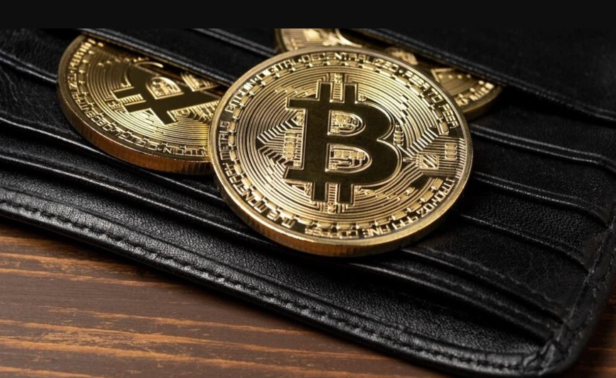 محفظة بيتكوين نائمة تعود للحركة بعد 12 عام وتنقل 400 BTC بقيمة 44 مليون دولار
