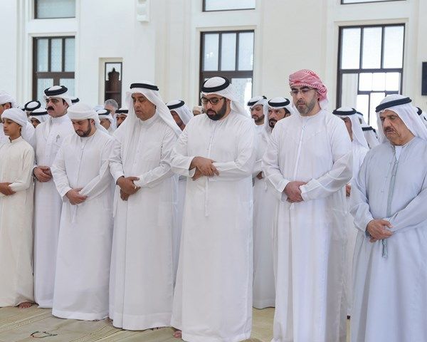 ولي عهد أم القيوين يؤدي صلاة الجنازة على جثمان الشيخ إبراهيم بن أحمد بن حمد المعلا