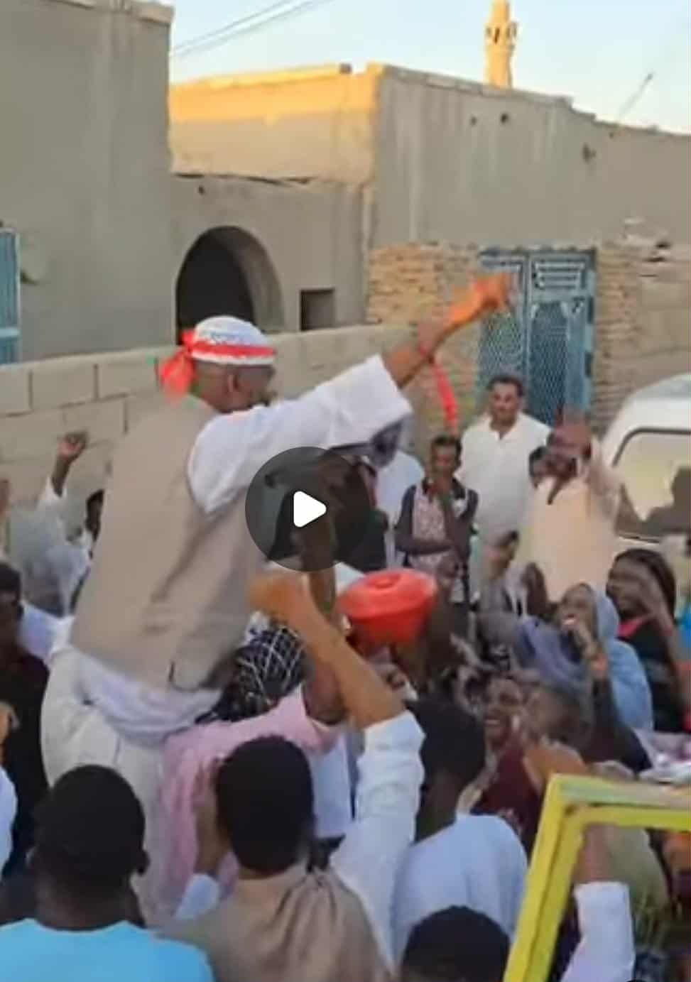شاهد بالصور والفيديو.. على أنغام “بوق” سيارته.. سائق شاحنة يطرب عريس سوداني وأسرته ويحول القرية لساحة طرب بعزفه مقطوعات أجمل أغنيات “السيرة”