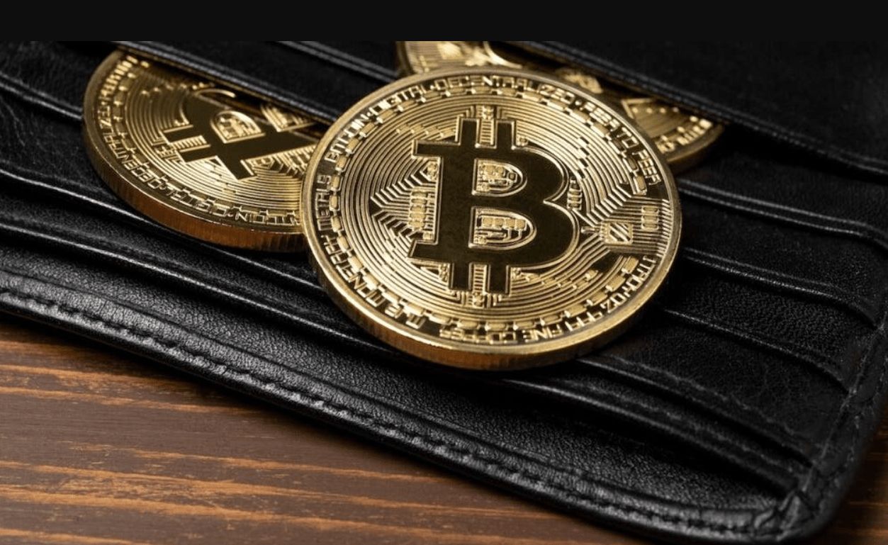 محفظة بيتكوين نائمة تعود للحركة بعد 12 عام وتنقل 400 BTC بقيمة 44 مليون دولار