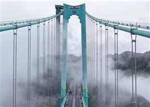 يختصر الوقت من ساعتين الى دقائق.. الصين تفتتح أعلى جسر معلق فولاذي في العالم