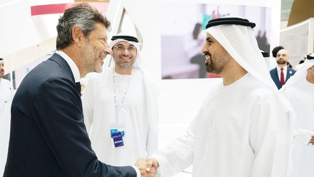 ذياب بن محمد بن زايد يقوم بجولة تفقدية في «جلوبال ريل 2025»