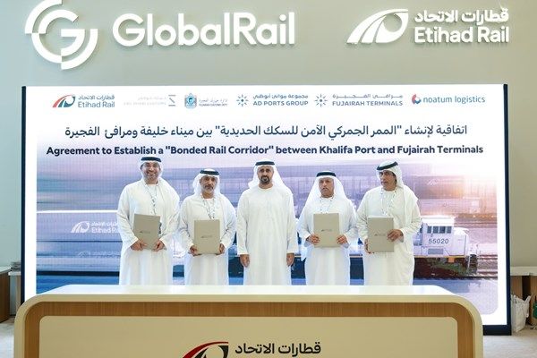 ذياب بن محمد بن زايد يشهد توقيع اتفاقية لإطلاق مشروع الممر الجمركي الآمن للسكك الحديدية بين ميناء خليفة ومرافئ الفجيرة