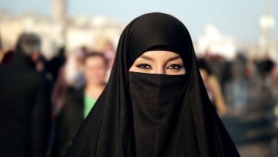 شاهد بالفيديو.. فتيات سودانيات “منقبات” يكشفن عن الصفة التي يستحيل التنازل عنها في شريك الحياة وشبه إجماع على صفة واحدة