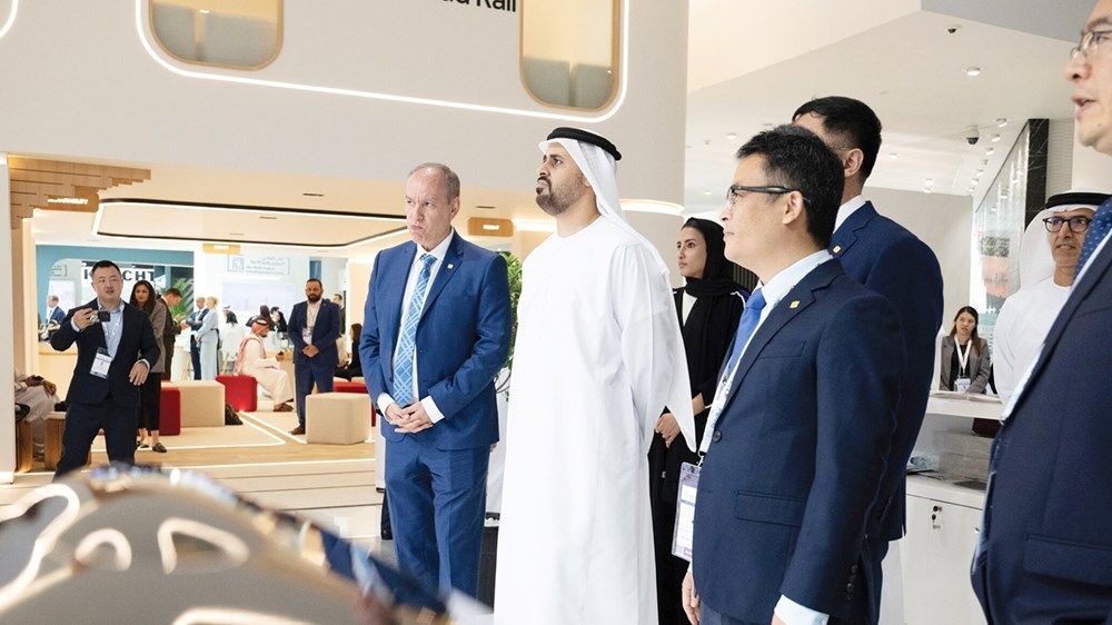 ذياب بن محمد بن زايد يقوم بجولة تفقدية في «جلوبال ريل 2025»