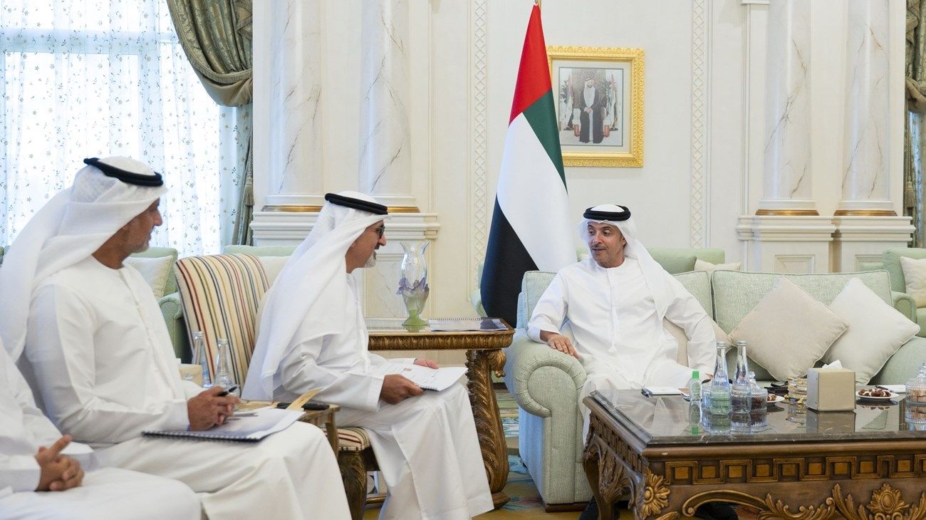 هزاع بن زايد يستقبل وفوداً من القطاع الرياضي للاطلاع على المبادرات والمشاريع التطويرية في منطقة العين