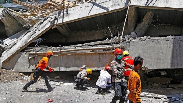 90 مفقودًا في إندونيسيا إثر انهيار مدرسة ورجال الإنقاذ يواصلون البحث