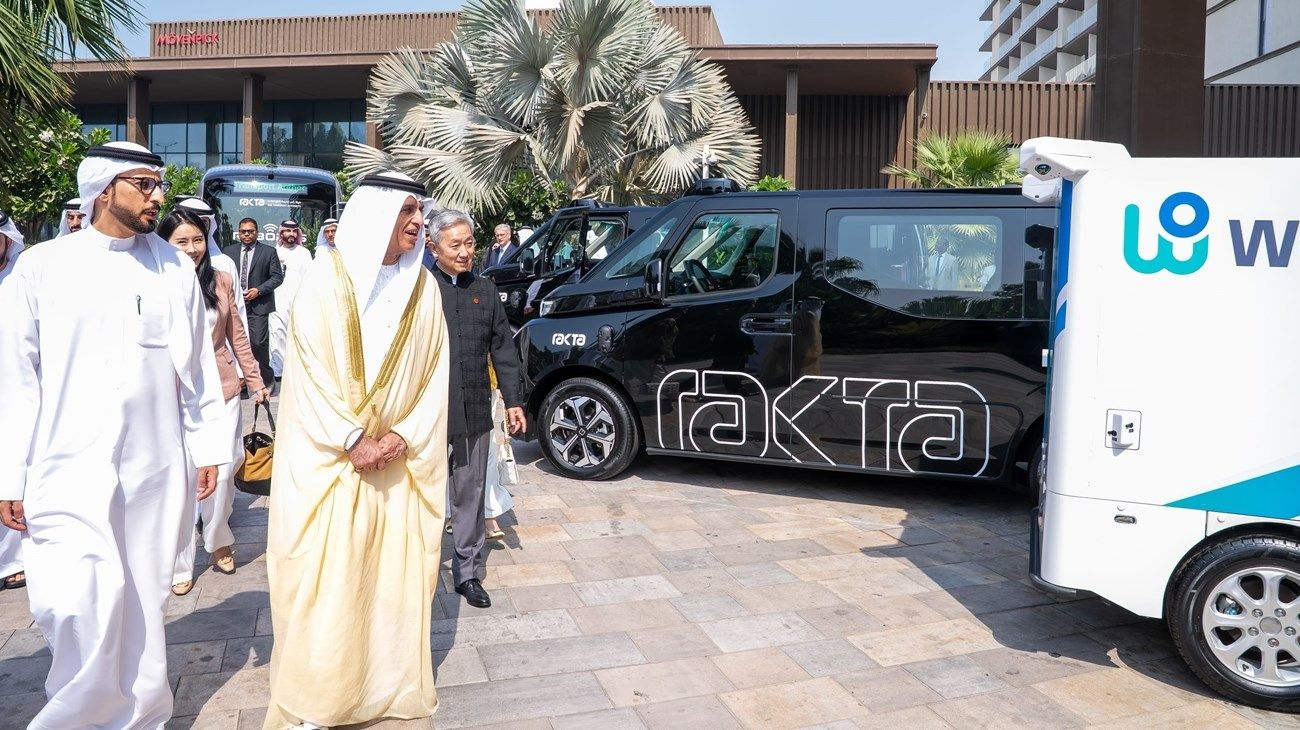 سعود بن صقر يشهد إطلاق المرحلة التجريبية الأولى للحافلات ذاتية القيادة في رأس الخيمة