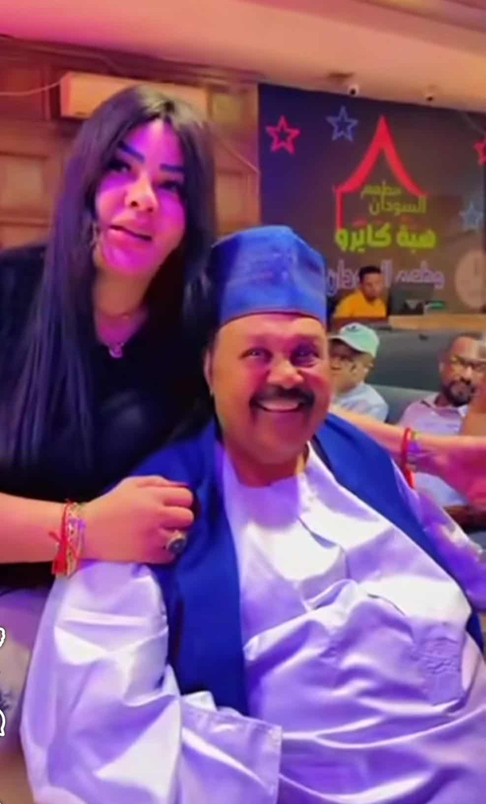 شاهد بالصورة والفيديو.. سيدة الأعمال هبة كايرو تثير الجدل بظهور مثير مع الفنان الكبير كمال ترباس داخل “الكافيه” الخاص بها وتعلن نفسها الراعي الرسمي لبروفاته