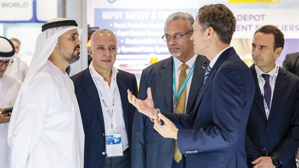 ذياب بن محمد بن زايد يقوم بجولة تفقدية في «جلوبال ريل 2025»