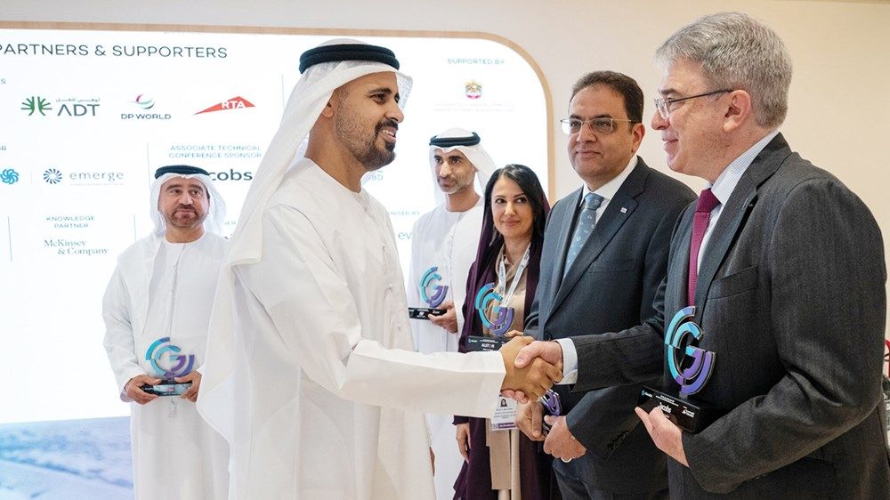 ذياب بن محمد بن زايد يقوم بجولة تفقدية في «جلوبال ريل 2025»