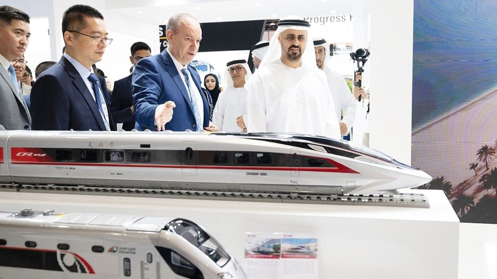 ذياب بن محمد بن زايد يقوم بجولة تفقدية في «جلوبال ريل 2025»