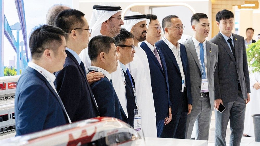 ذياب بن محمد بن زايد يقوم بجولة تفقدية في «جلوبال ريل 2025»