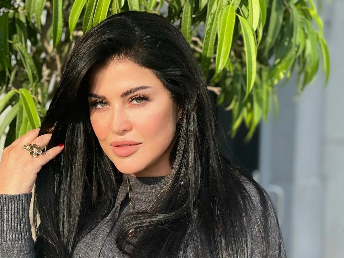 جومانا مراد تودّع الصيف بجلسة تصوير غير مألوفة أمام البحر.. هكذا ظهرت