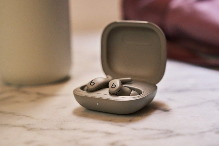 تكنولوجيا: Beats تكشف عن Powerbeats Fit بتصميم جناحي يضمن ثبات مثالي