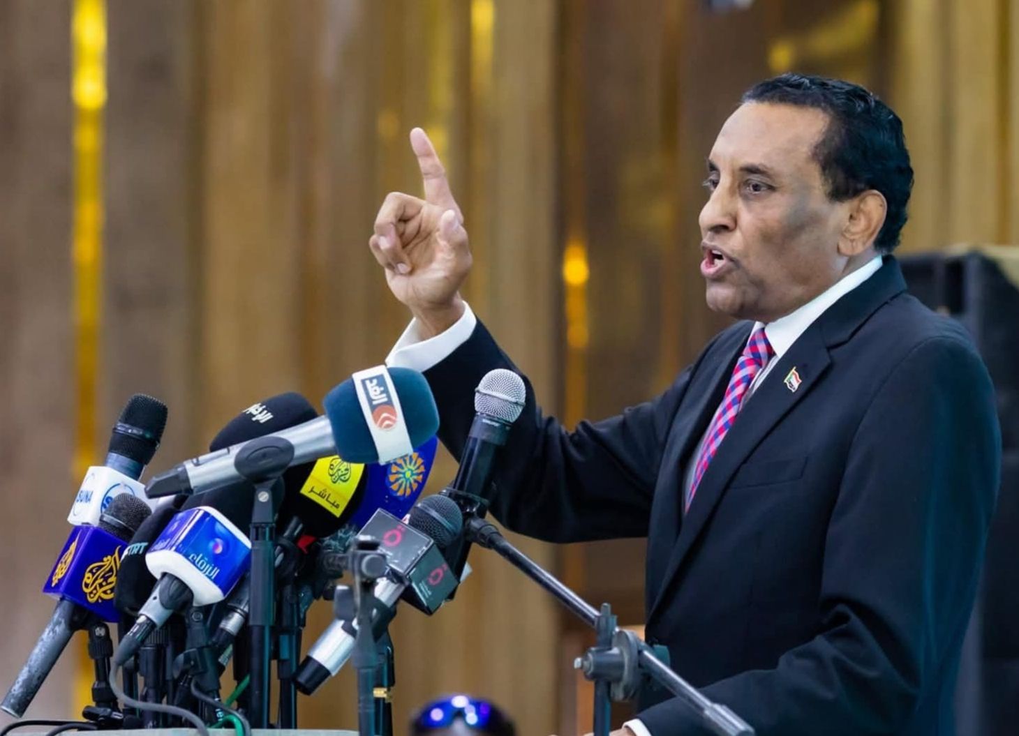 كامل إدريس يطالب الإعلام بالتركيز على القضايا الكلية لنهضة السودان