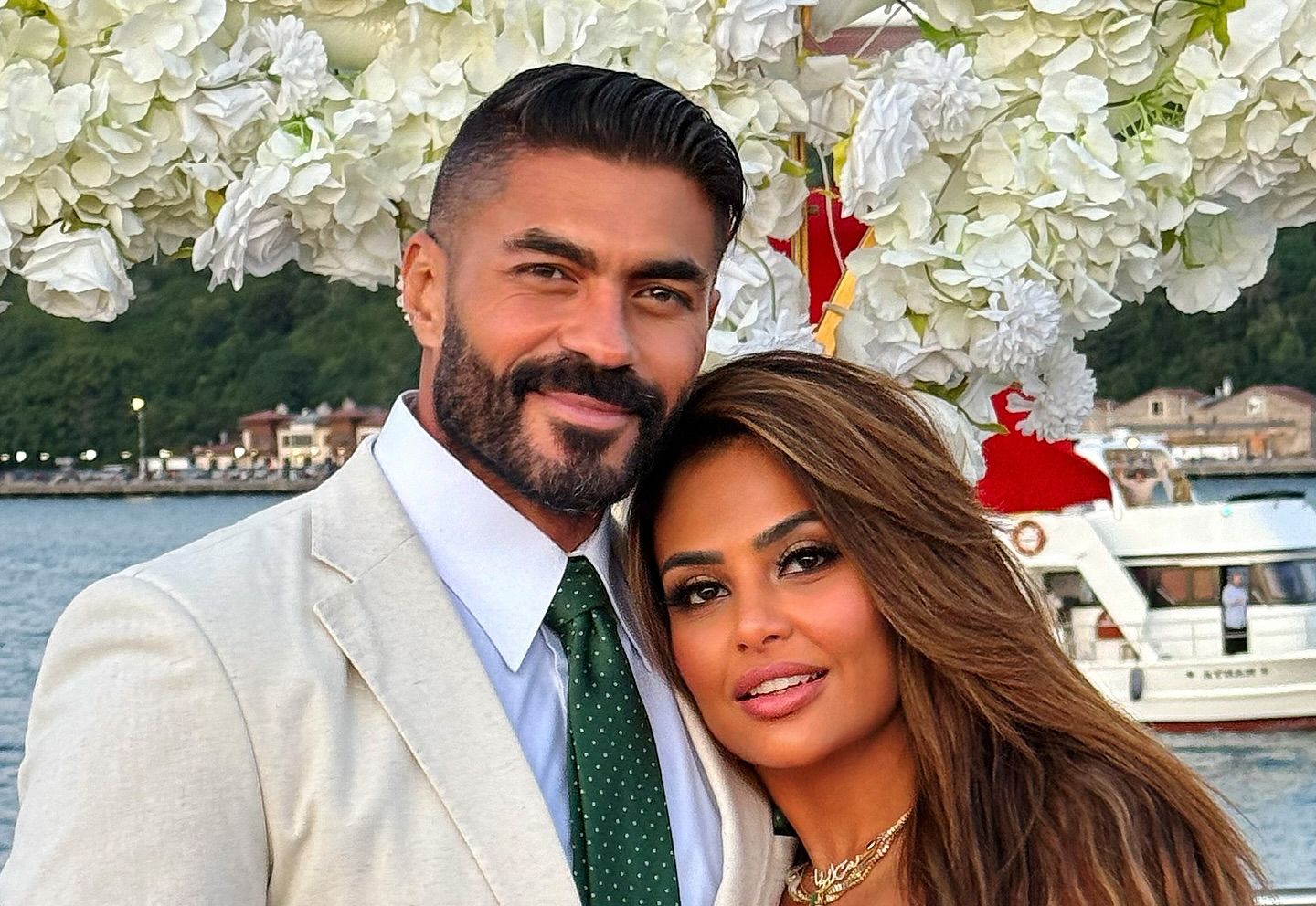 فرحة خاصّة تجمع خالد سليم بزوجته بعد ١٤عامًا