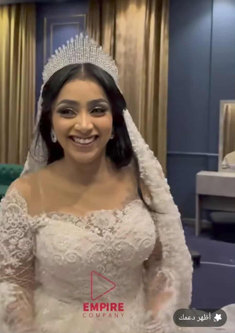 شاهد بالصورة والفيديو.. عروس سودانية توجه رسالة لعريسها في ليلة زفافهما: (شيل يا طويل العمر شيل) والعريس يرد بسخرية
