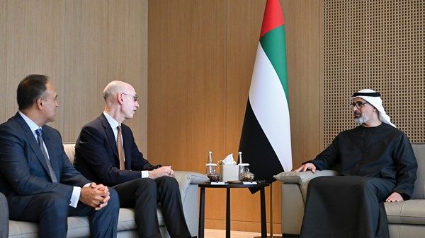 خالد بن محمد بن زايد يلتقي مفوض الرابطة الوطنية لكرة السلة الأميركية