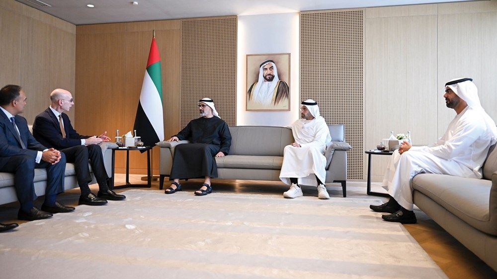 خالد بن محمد بن زايد يلتقي مفوض الرابطة الوطنية لكرة السلة الأميركية