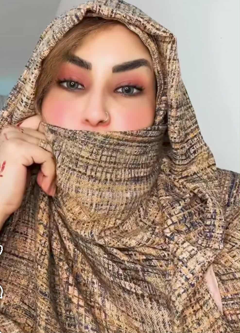 شاهد بالصورة والفيديو.. فتاة حسناء تحكي قصة ذكاء سيدة سودانية وحكمتها في التعامل مع زوجها بعد أن علمت بزواجه من سيدة أخرى في السر دون أن يخبرها