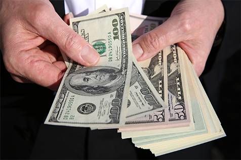 تراجع الدولار الأمريكي مع استمرار الإغلاق الحكومي