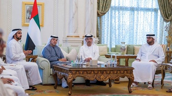 هزاع بن زايد يستقبل وفداً من دائرة البلديات والنقل للاطلاع على أبرز المشاريع التنموية في منطقة العين