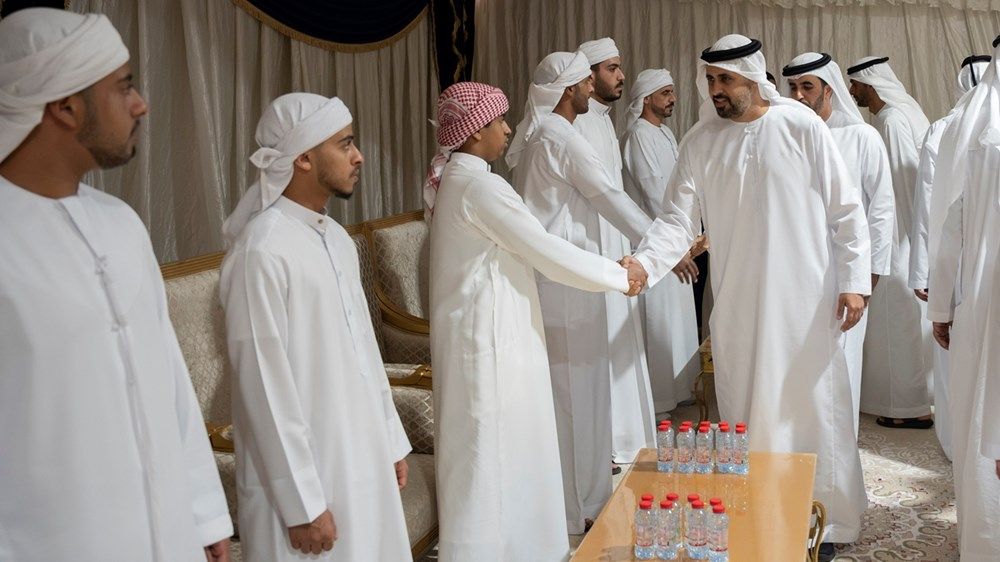 ذياب بن محمد بن زايد يقدم واجب العزاء في وفاة والد الشهيد علي حسن الشحي