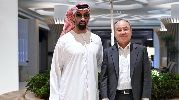 طحنون بن زايد يلتقي رئيس مجلس الإدارة والرئيس التنفيذي لمجموعة «سوفت بنك»