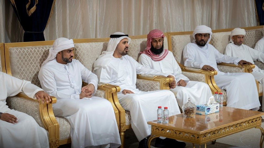 ذياب بن محمد بن زايد يقدم واجب العزاء في وفاة والد الشهيد علي حسن الشحي
